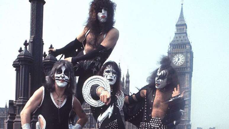 A banda novaiorquina Kiss posando em Londres em 1976; performances combinavam rock de qualidade com efeitos pirot&eacute;cnicos