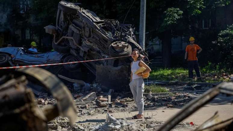 Veículos destruídos no local de uma escola atingida por ataques russos em Kiev