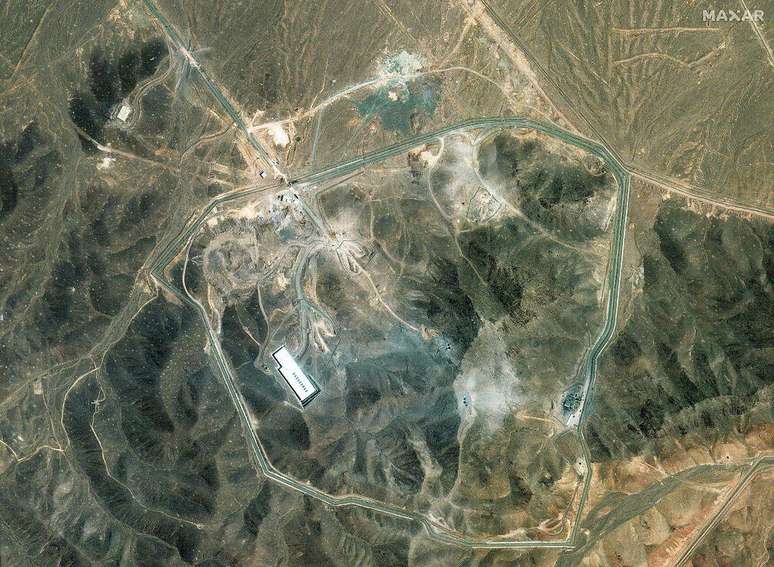 O complexo nuclear subterrâneo de Fordo, no Irã, visto de cima, foi recentemente atacado pelos EUA com bombas 'destruidoras de bunkers'