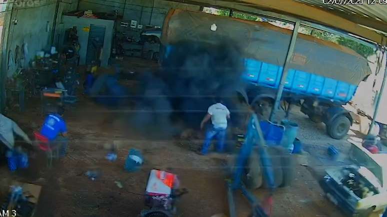 Homem morre após pneu explodir dentro de oficina no interior de Goiás