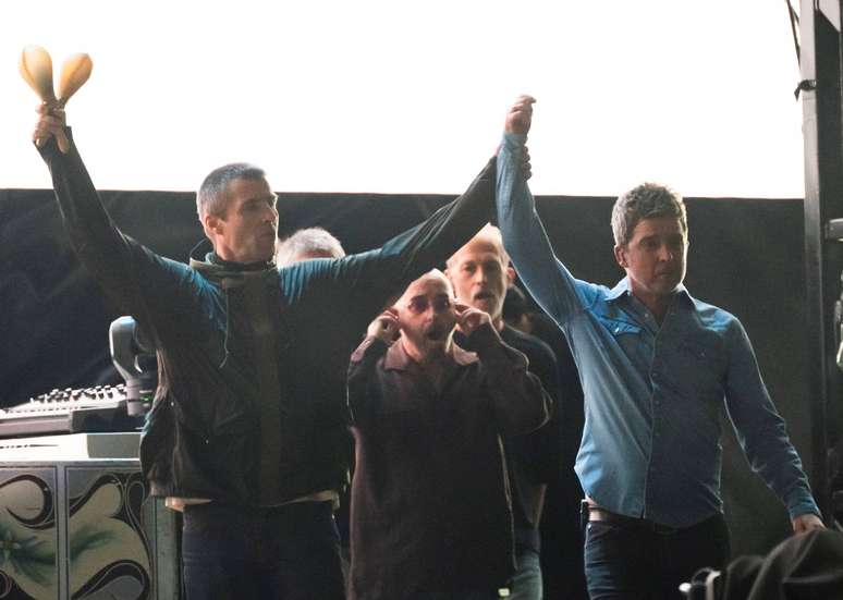 Oasis durante show de reuni&atilde;o no Pa&iacute;s de Gales -