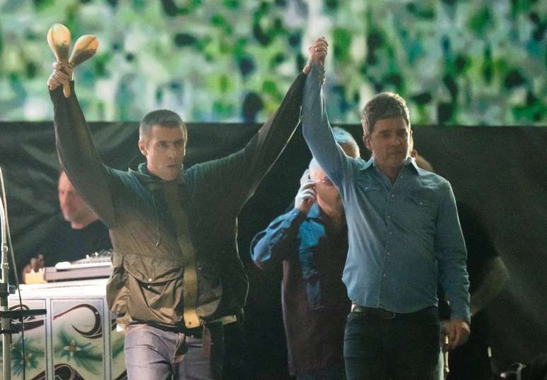 Oasis durante show de reuni&atilde;o no Pa&iacute;s de Gales -