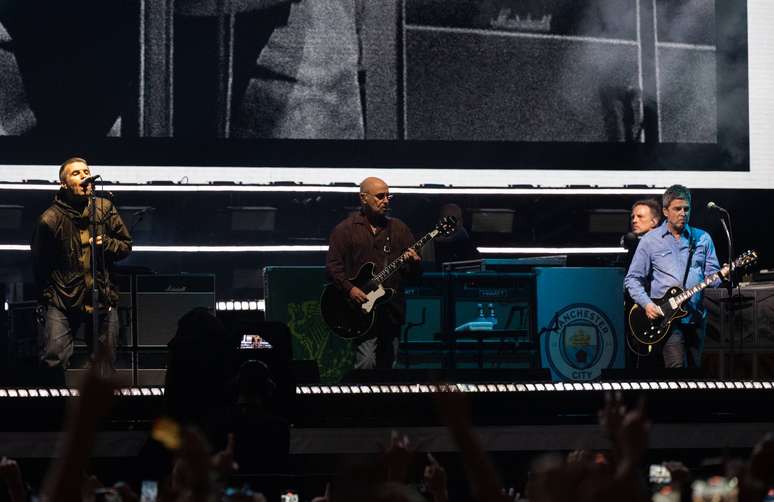 Oasis durante show de reuni&atilde;o no Pa&iacute;s de Gales -