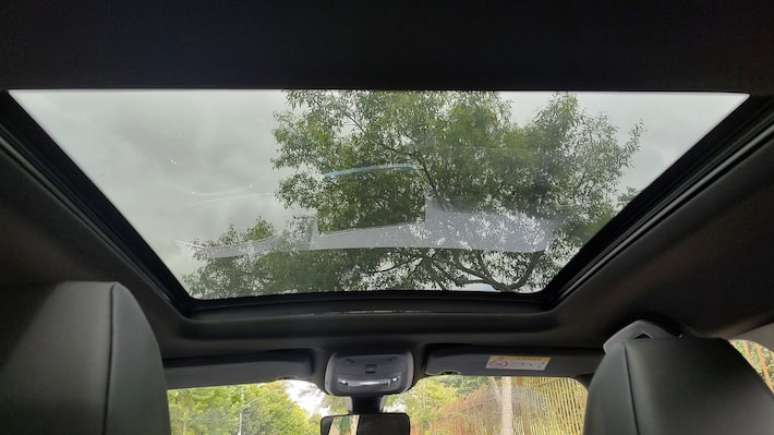 Peugeot 2008 tem teto panorâmico