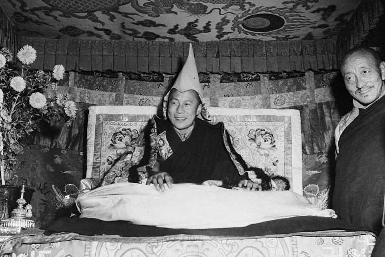 Tenzin Gyatso nasceu em 1935 e recebeu o nome de Lhamo Thondup. Ele foi reconhecido quando crian&ccedil;a como a reencarna&ccedil;&atilde;o do Dalai Lama