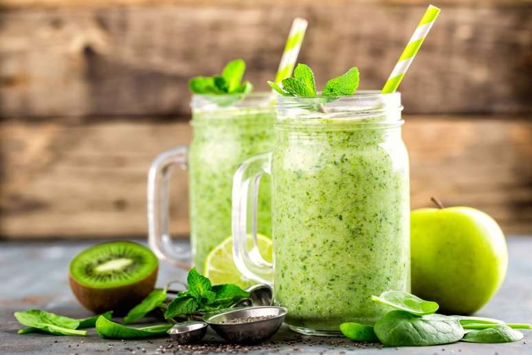 Vitamina de kiwi, ma&ccedil;&atilde;-verde e espinafre 