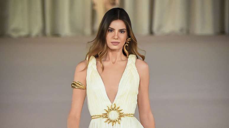 Camila Queiroz durante desfile da Charth
