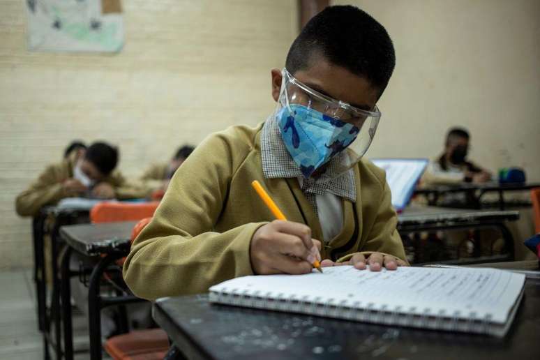 Mesmo as crianças que foram autorizadas a frequentar a escola durante a pandemia não puderam interagir da forma como normalmente fariam