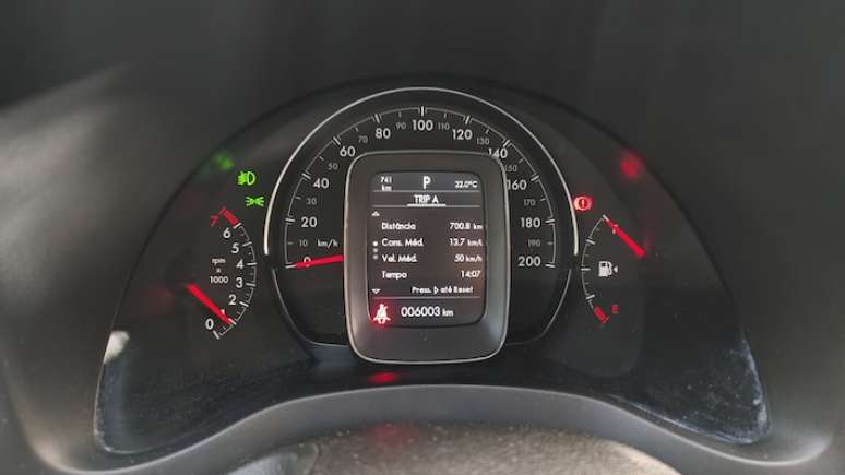 Fiat Strada ainda tem predominância de comados analógicos no quadro de instrumentos