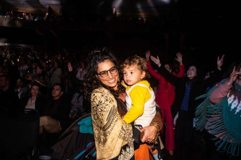 O show de Krishna Das durou cerca de 2h40 e foi acompanhado por uma plateia de p&eacute;, repleta de mulheres dan&ccedil;ando, com os bra&ccedil;os erguidos e vibrando positivamente.