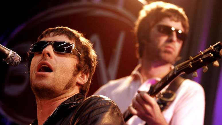 Liam e Noel Gallagher durante show do Oasis nos anos 2000 -
