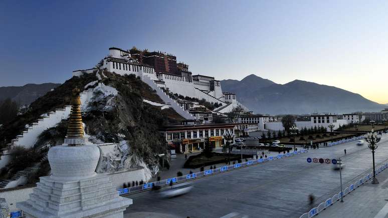 Localizado em Lhasa, a capital do Tibete, o pal&aacute;cio de Potala foi a resid&ecirc;ncia do Dalai Lama por s&eacute;culos, at&eacute; pouco depois da invas&atilde;o chinesa de 1950