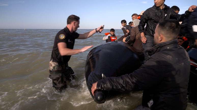 Polícia agiu contra um dos 'barcos-táxi' que costumam fazer a travessia de migrantes no Canal da Mancha