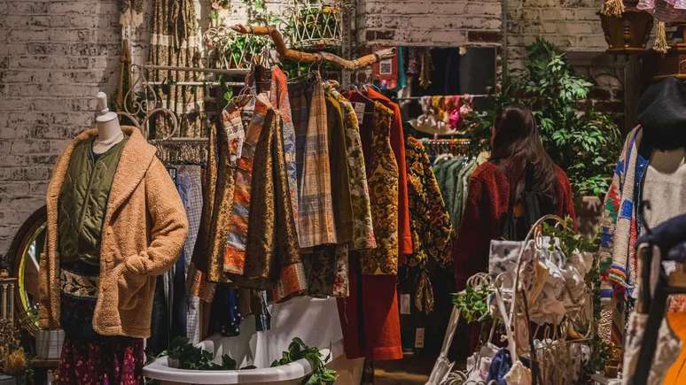 Garimpar em brechós exige critério para fazer boas compras