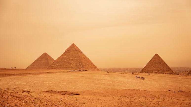 Restos mortais do indivíduo que viveu na época da construção das primeiras pirâmides foram encontradas 265 km ao sul do Cairo