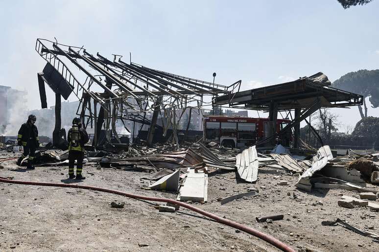 Posto destruído por explosão em Roma