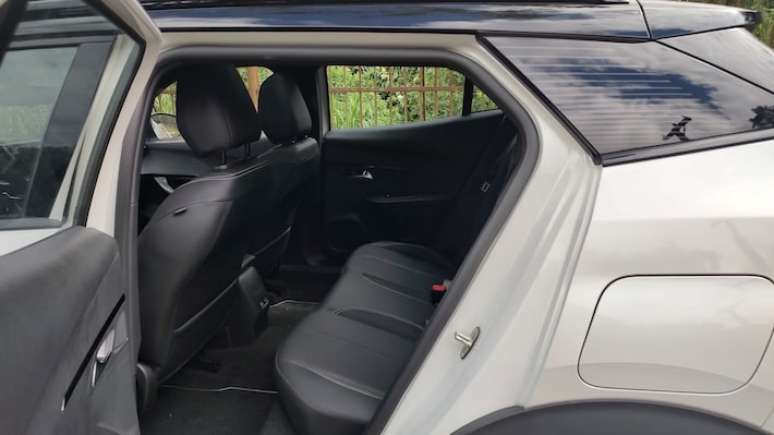 Peugeot 2008 tem entre-eixos menor, mas espaço interno é bem distribuído e mais confortável na comparação com a picape