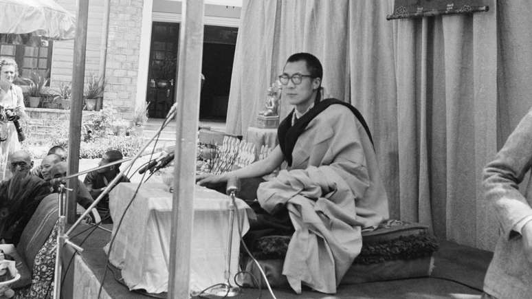 O Dalai Lama fala aos seus seguidores na &Iacute;ndia, em 1959