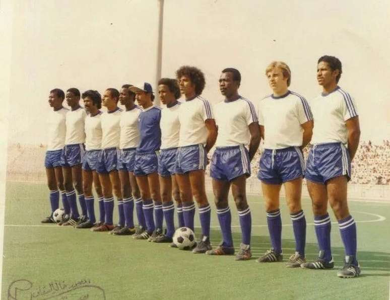 Time do Al Hilal de 1976 com O&rsquo;Keefe, segundo da direita para a esquerda &ndash; Cr&eacute;dito reprodu&ccedil;&atilde;o