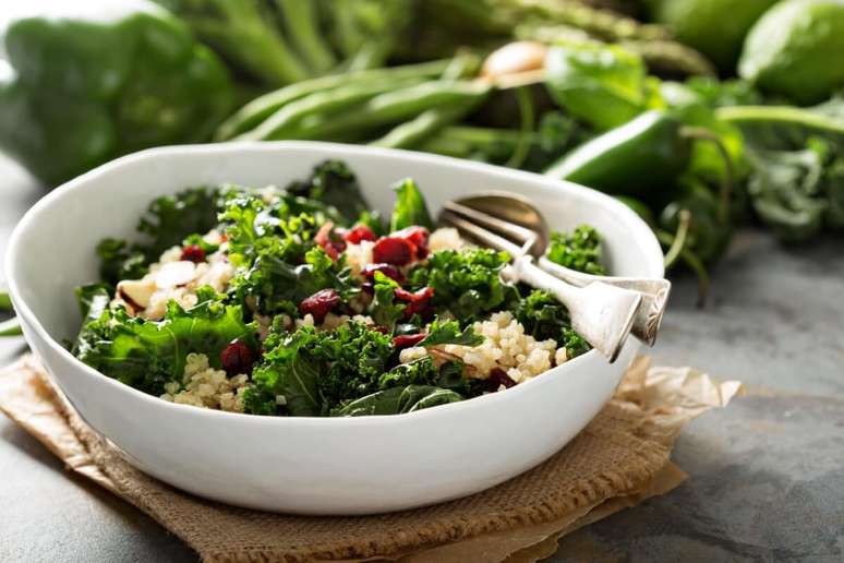 Cabbage salad with quinoa, blueberries and almonds Cabbage salad with quinoa, blueberries and almonds