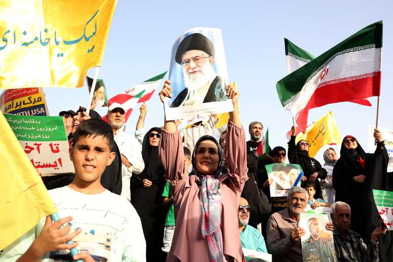 Iranianos demonstram apoio a Khamenei