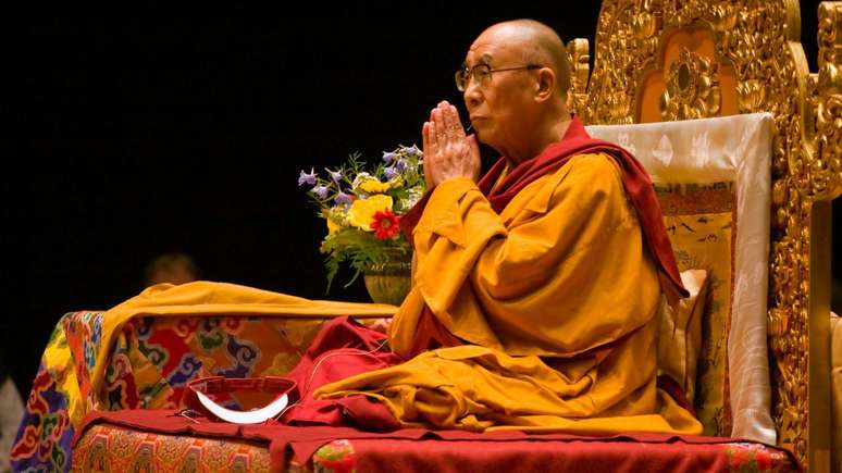 O Dalai Lama &eacute; o l&iacute;der espiritual do budismo tibetano, reconhecido como a reencarna&ccedil;&atilde;o de uma longa linha de mestres que renascem para orientar as pessoas rumo &agrave; ilumina&ccedil;&atilde;o