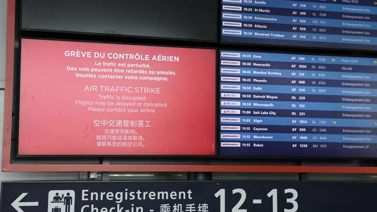 Um painel de informações de partidas no aeroporto Roissy Charles-de-Gaulle, na região metropolitana de Paris, em 3 de julho de 2025.