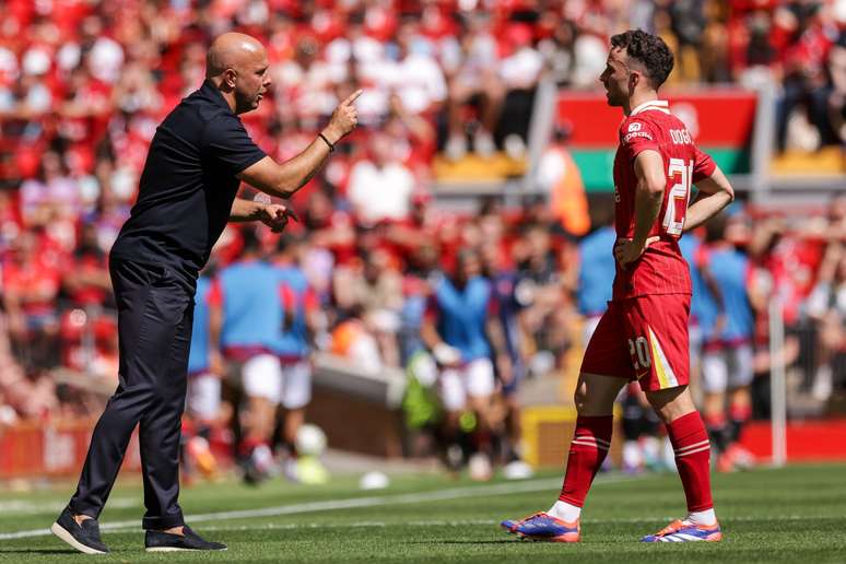 Arne Slot that talks to Diogo Jota during a game of Liverpool Arne Slot that talks to Diogo Jota during a game of Liverpool
