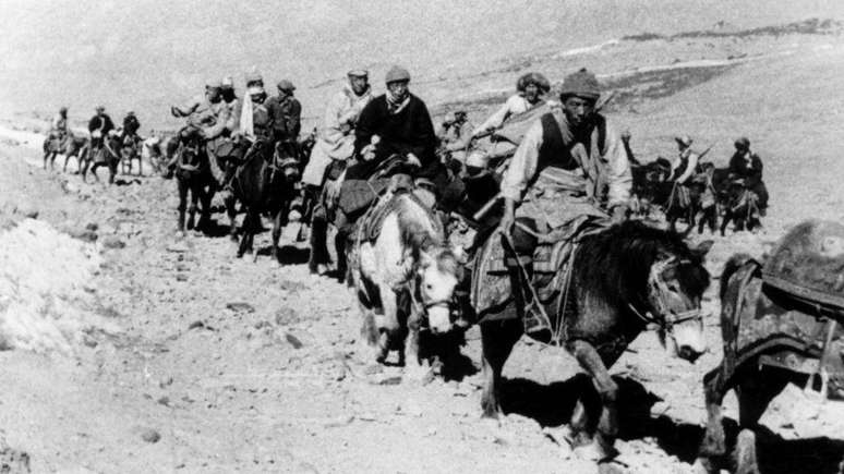 O Dalai Lama e seus seguidores enfrentaram um &aacute;rduo caminho para o ex&iacute;lio na &Iacute;ndia, em 1959