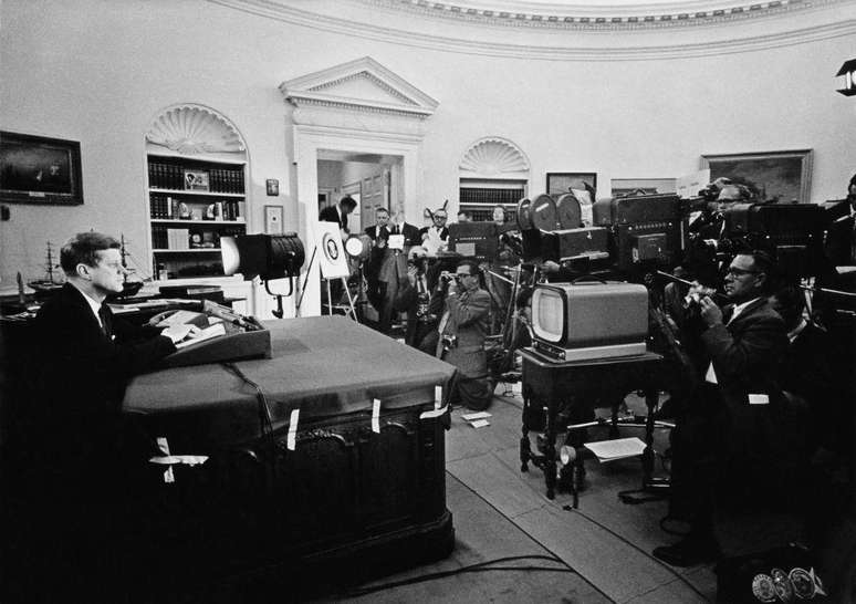 A Guerra Fria às vezes ameaçava escalar para um conflito nuclear, particularmente durante a Crise dos Mísseis de Cuba, em meio à qual o então presidente dos EUA, John F. Kennedy (foto), fez um pronunciamento à nação da Casa Branca