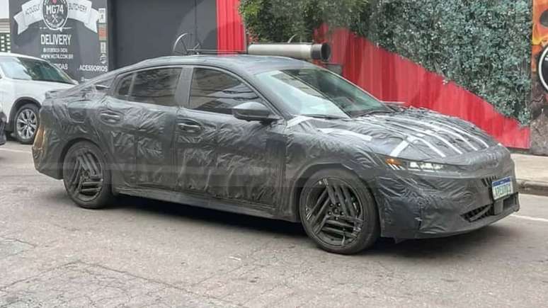 Nova geração do Nissan Sentra flagrada em testes no Brasil