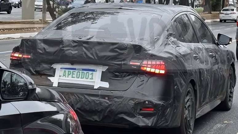 Nova geração do Nissan Sentra flagrada em testes no Brasil