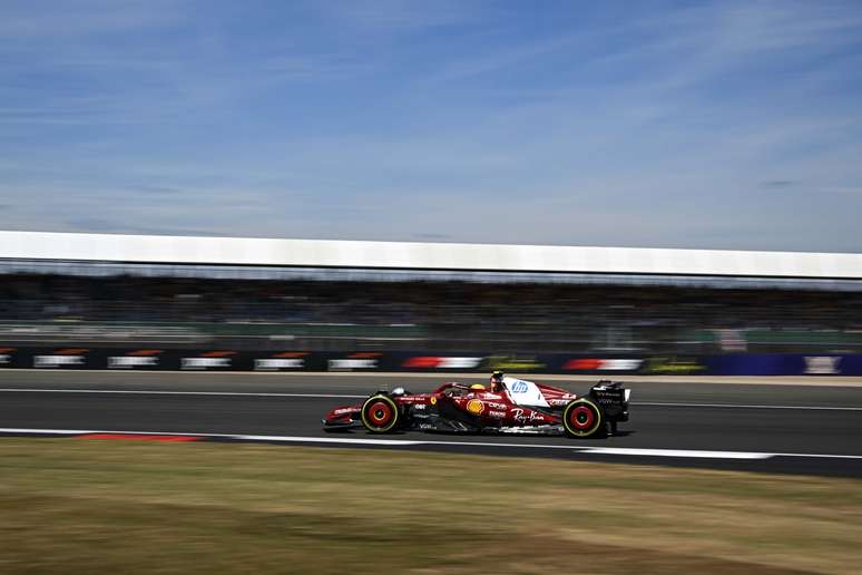 Lewis Hamilton lidera treino livre 1 em Silverstone 