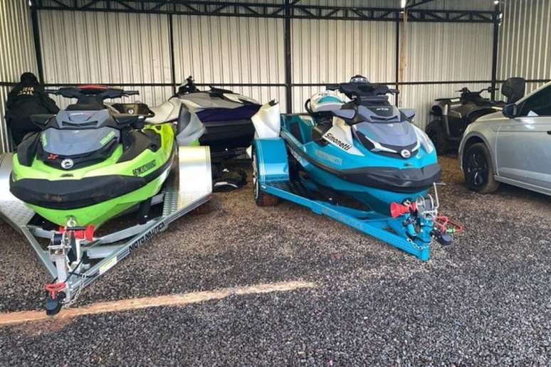 Motos aquáticas também foram apreendidas pela polícia