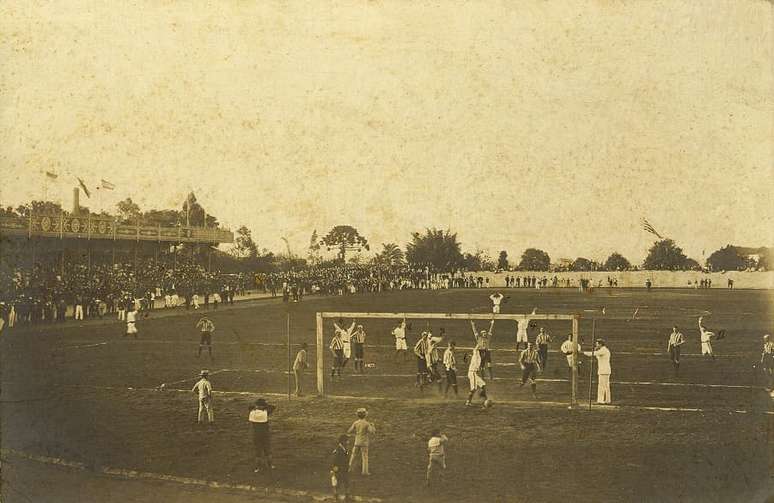 Momento do jogo entre SPAC e Paulistano, no campo do Velódromo, em 1902. Início do futebol em São Paulo.