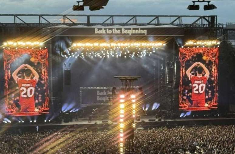 Nuno Bittencourt durante a apresentação na homenagem a Ozzy e ao Black Sabbath. Com a camisa 20 do Liverpool, de Jota.