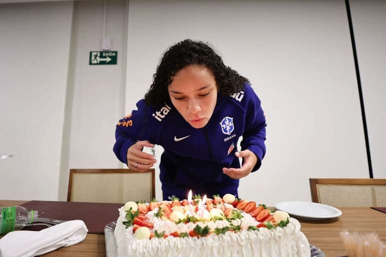 Dudinha apaga as velas do seu bolo de aniversário –