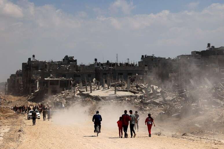 Uma área de Khan Yunis completamente destruída pelos bombardeios de Israel
