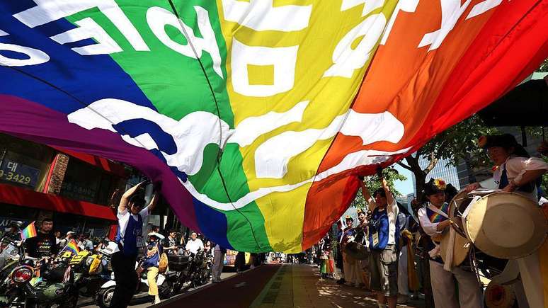 A aceitação da comunidade LGBTQ está crescendo na Coreia do Sul, mas o casamento entre pessoas do mesmo sexo não é reconhecido