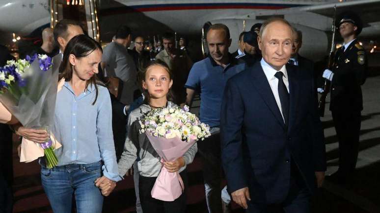 Os Dultsev foram recebidos com flores por Vladimir Putin ao retornarem para a Rússia