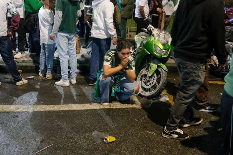Após acompanhar jogo no entorno do Allianz, torcida do Palmeiras lamenta eliminação diante do Chelsea.