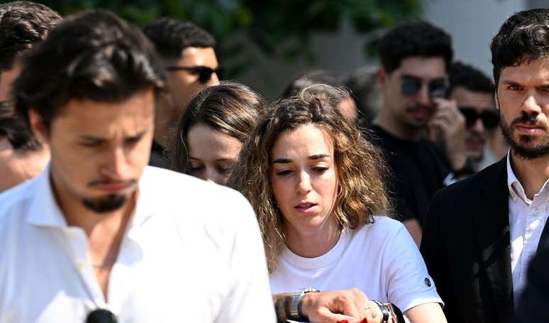 Devastada, mulher de Diogo Jota chora no enterro do jogador do Liverpool após morte em trágico acidente de carro.