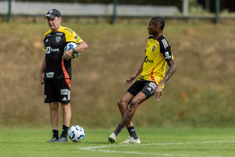 Cuca observa o Atlético durante o jogo-treino com o Betim. Mas o time engrenou apenas quando os titulares entraram.