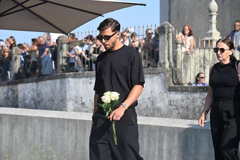El jugador del Manchester City, Rubén Dias, entra a la iglesia observado por una multitud de aficionados.