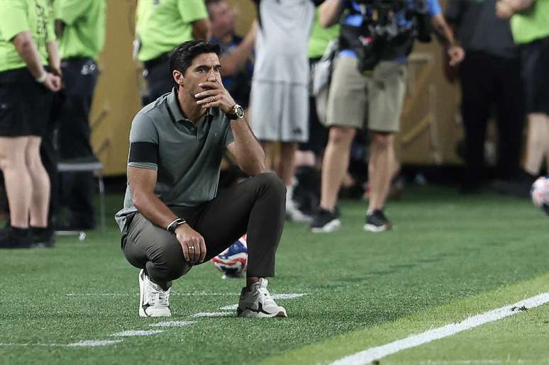 Abel observa o comportamento do Palmeiras durante o jogo com o Chelsea.