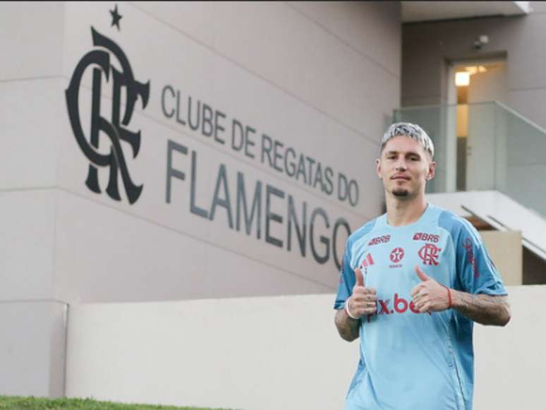 Varela em chegada para o treino no Ninho do Urubu - Foto: Gilvan de Souza/CRF