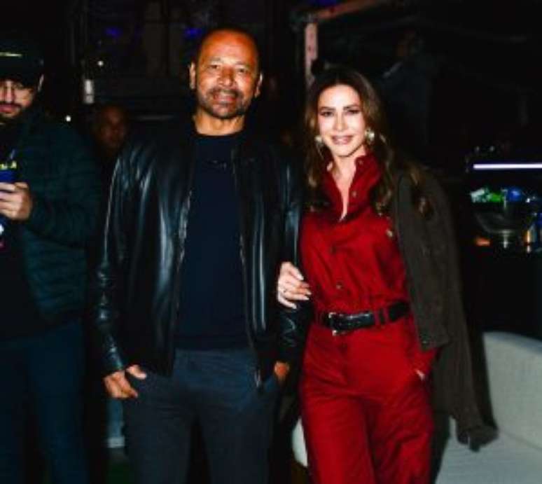 Neymar pai faz rara aparição com Mariane Bernardi no show de Henrique e Juliano no Allianz Parque, em São Paulo; veja