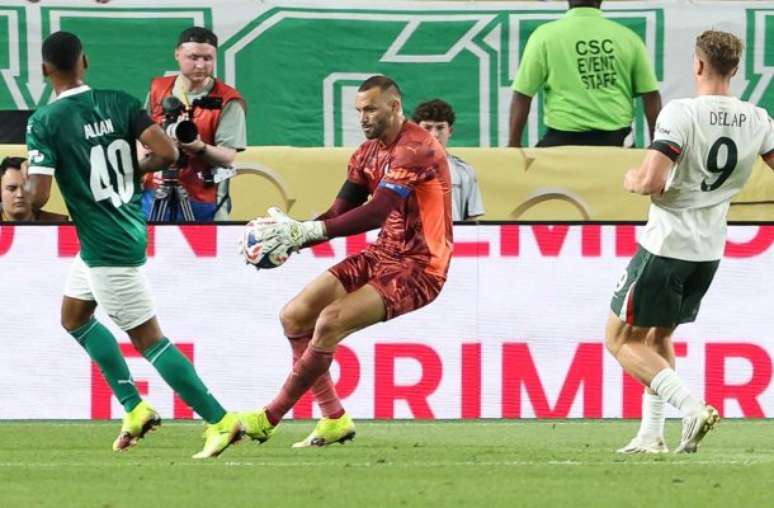 Abel observa o comportamento do Palmeiras durante o jogo com o Chelsea.