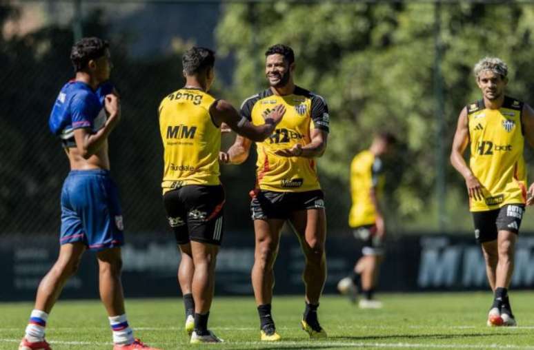 Cuca observa o Atlético durante o jogo-treino com o Betim. Mas o time engrenou apenas quando os titulares entraram.