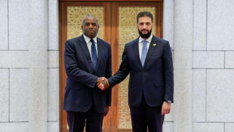 O secretário de Relações Exteriores britânico, David Lammy, e o presidente interino sírio, Ahmed al-Sharaa, confirmam restabelecimento das relações diplomáticas entre os dois países.